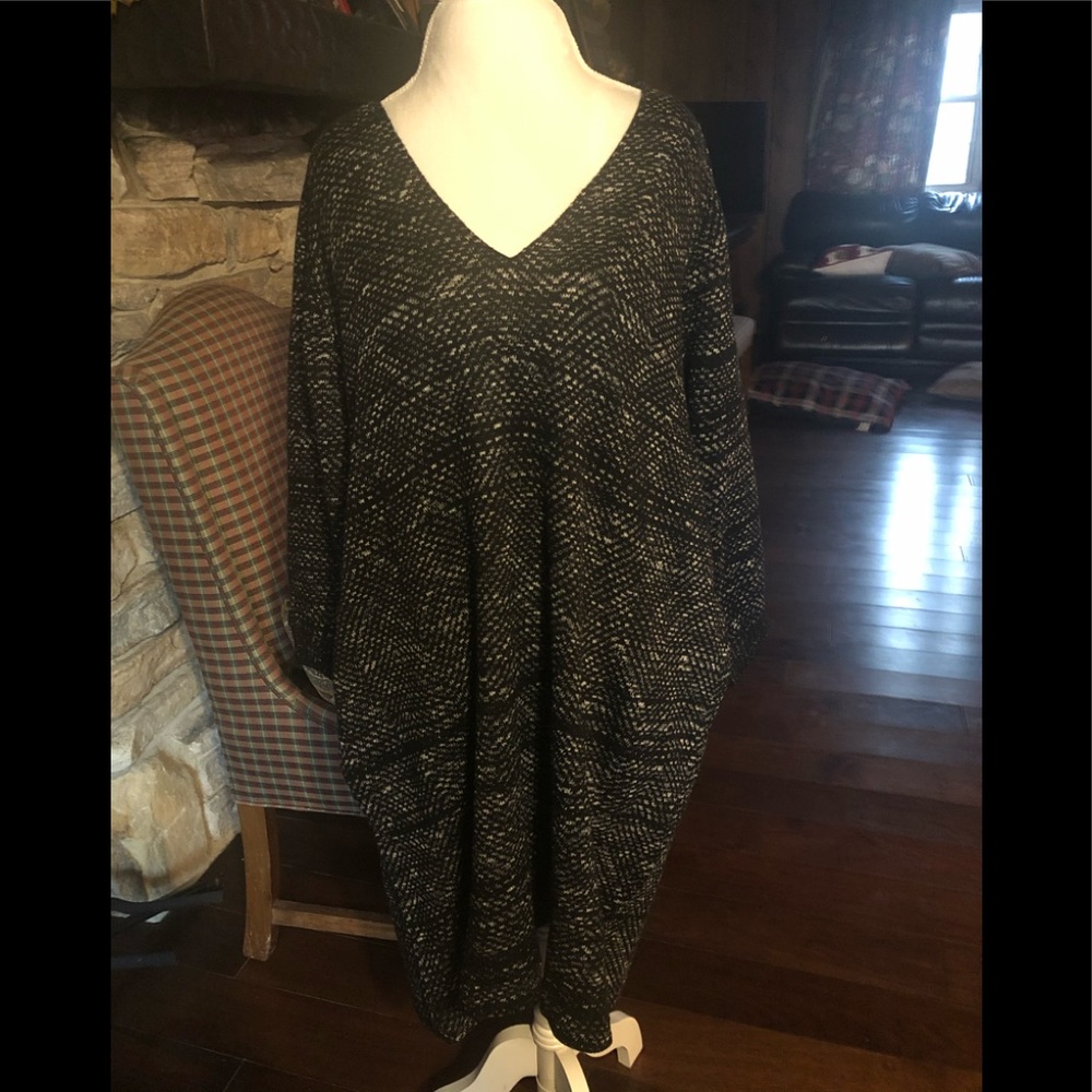 NEW w/out tags black&white Lucky sweater dress.